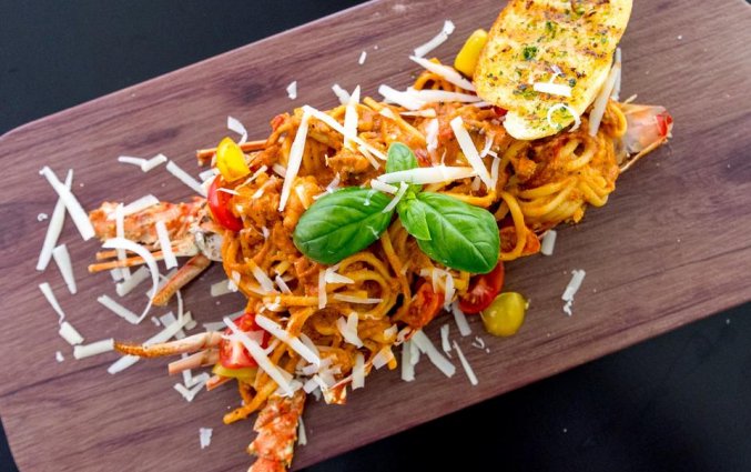 Voedsel uit het restaurant van hotel Gevora in Dubai