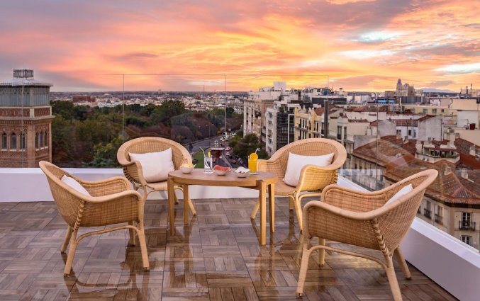 Terras van Hotel H10 Puerta de Alcala in Madrid