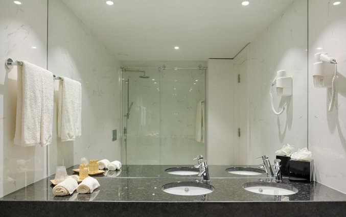 Badkamer van tweepersoonskamer van hotel Premium Porto Downtown in Porto