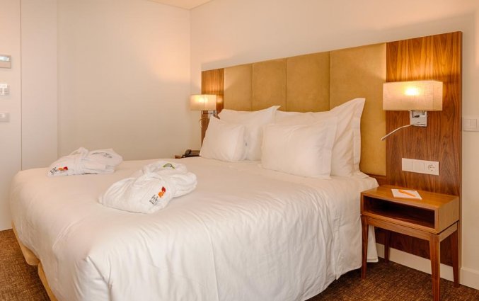 Tweepersoonskamer met tweepersoonsbed van hotel Premium Porto Downtown in Porto