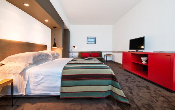 Tweepersoonskamer met tweepersoonsbed van hotel en Bistro The Artist in Porto