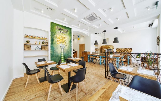 Restaurant met zwarte stoelen en lage tafels van hotel 32 Krakow Old Town in Krakau