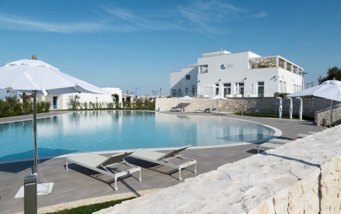 Buitenzwembad met zonneterras van Resort Spa Cala Ponte in Puglia