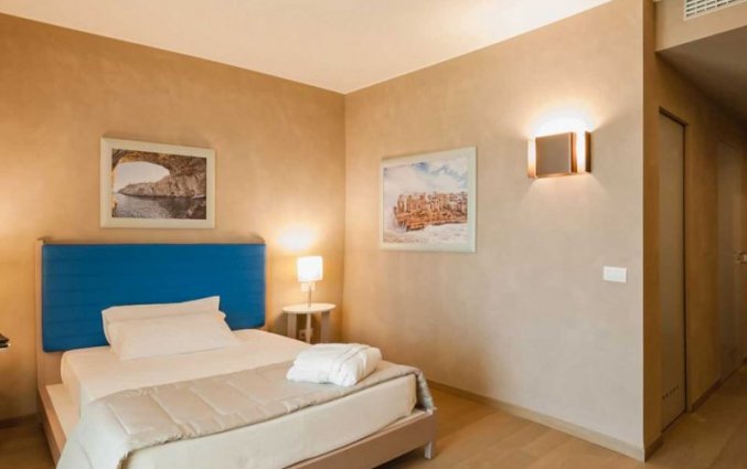 Tweepersoonskamer van Resort Spa Cala Ponte in Puglia