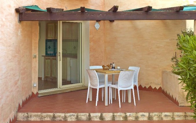 Terras van een studio van Residence Hotel Lu Nibareddu op Sardinie