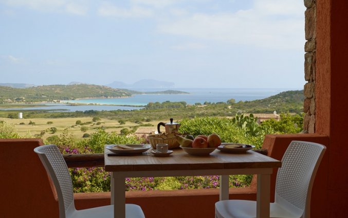 Terras van een studio van Residence Hotel Lu Nibareddu op Sardinie