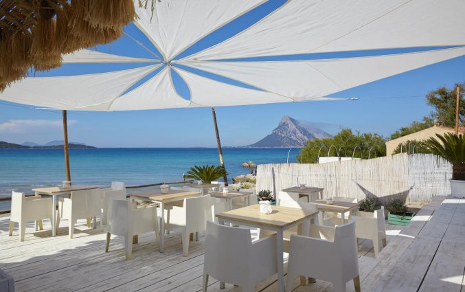 Terras van Residence Hotel Lu Nibareddu op Sardinie