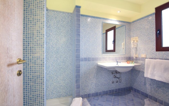 Badkamer van standaard kamer van hotel Speraesole fly & drive Sardinië