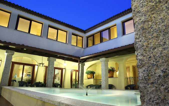 Binnenhofje met fontein van hotel Speraesole fly & drive Sardinië
