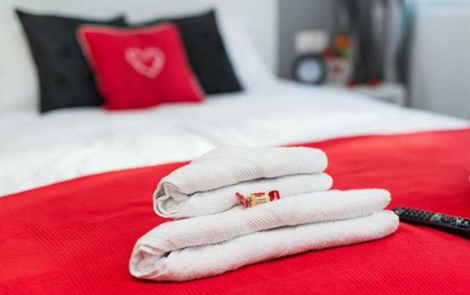 Bed van een appartement van appartementen Happy Tower Krakow in Krakau