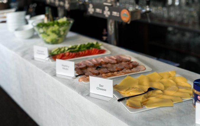 Ontbijtbuffet van appartementen Happy Tower Krakow in Krakau