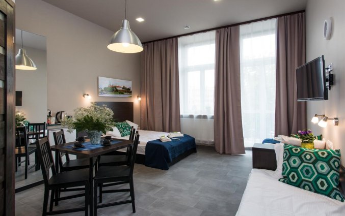 Woonkamer met bed van een appartement van appartementen Happy Tower Krakow in Krakau