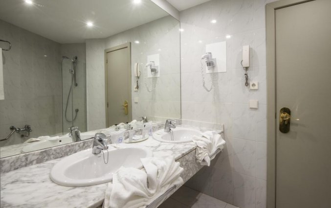 Badkamer van een tweepersoonskamer van Hotel Beatriz Costa en Spa op Lanzarote