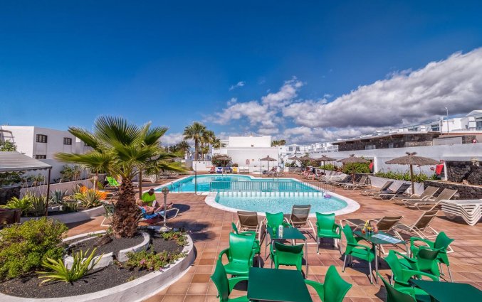 Buitenzwembad met zonneterras van Apartamentos Oasis THe Home Collection op Lanzarote