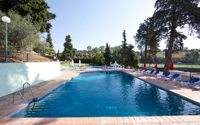 Buitenzwembad van Hotel Abetos del Maestre Escuela in Andalusie