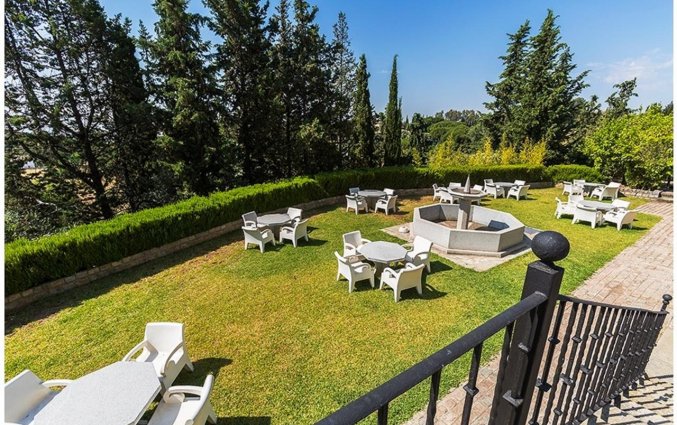 Terras van Hotel Abetos del Maestre Escuela in Andalusie