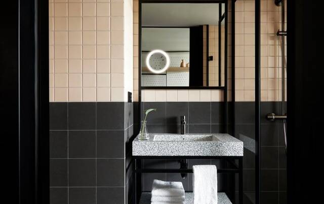 Badkamer van een tweepersoonskamer van Hotel PURO Kraków Kazimierz in Krakau
