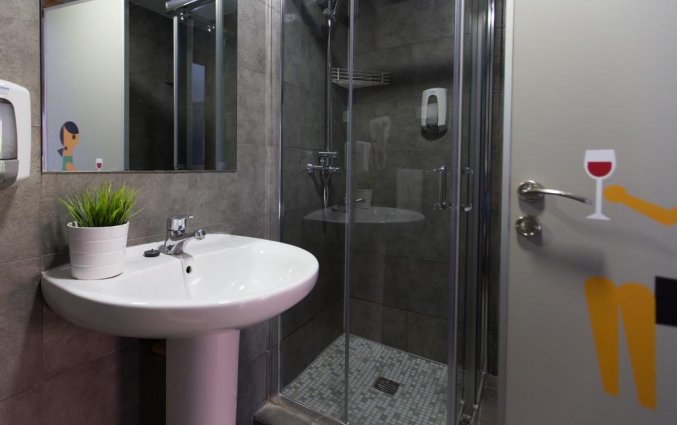 Badkamer van een tweepersoonskamer van Hotel Rooms Ciencias in Valencia