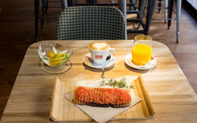 Tafel in het restaurant van Hotel Rooms Ciencias in Valencia