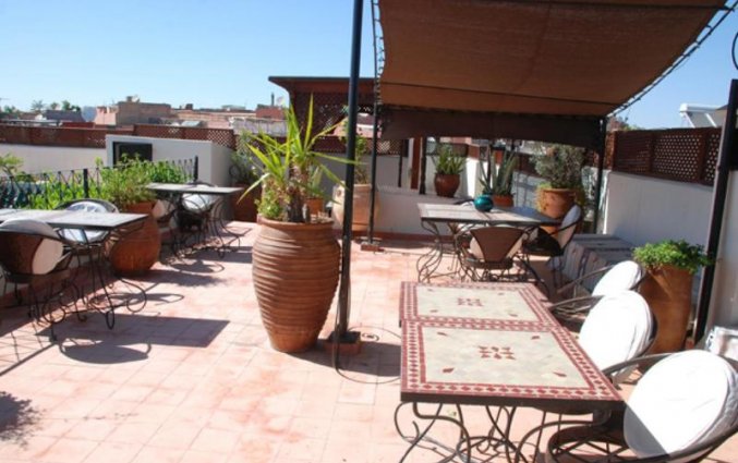 Dakterras met stoelen van Riad dar Bounouar Marrakech