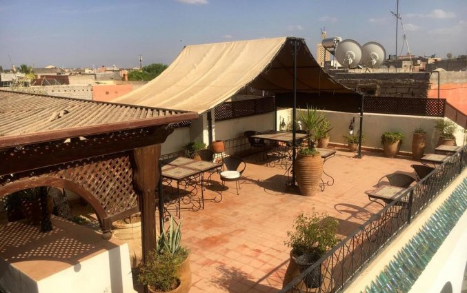 Het dakterras van Riad dar Bounouar Marrakech
