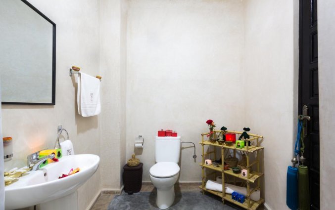 Badkamer van een tweepersoonskamer van Riad dar Benbrahim in Marrakech
