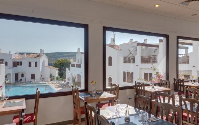 Eettafels met uitzicht bij Tramontana Park Menorca