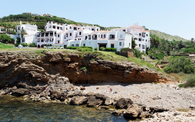Het buitenaanzicht vanaf zee van Tramontana Park Menorca