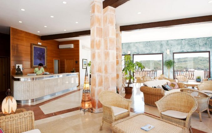 Receptie met lobby van Tramontana Park Menorca