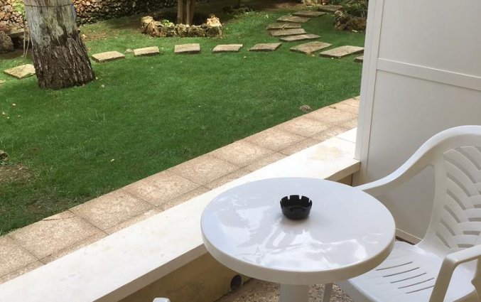 Balkon van een accommodatie van Aparthotel Floramar op Menorca