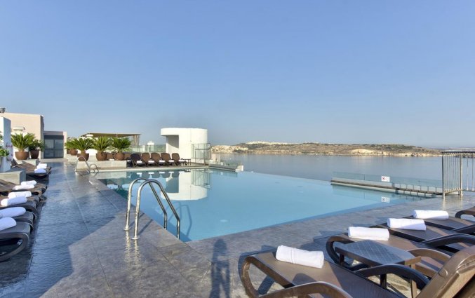 Buitenzwembad van Hotel en Spa db San Antonio op Malta