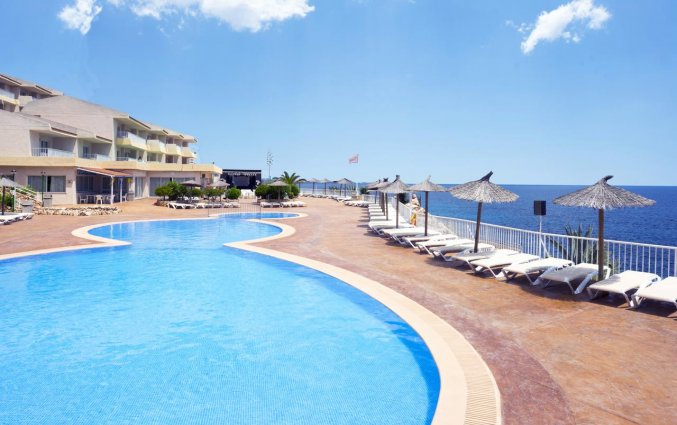 Buitenzwembad van Hotel HSM Calas Park op Mallorca