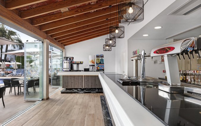 De zwembadbar van Hotel AluaSun Continental Park Mallorca