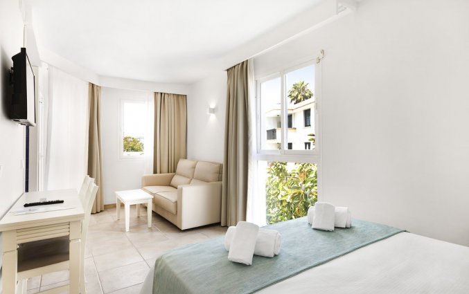 Een tweepersoonskamer van Hotel AluaSun Continental Park Mallorca