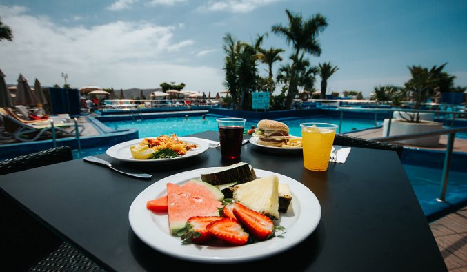 Terras van Hotel Puerto Azul op Gran Canaria