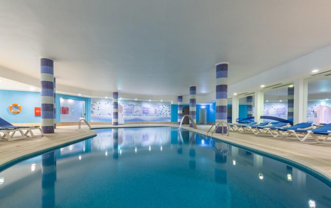 Het binnenzwembad van Aparthotel Luna Solaqua Algarve