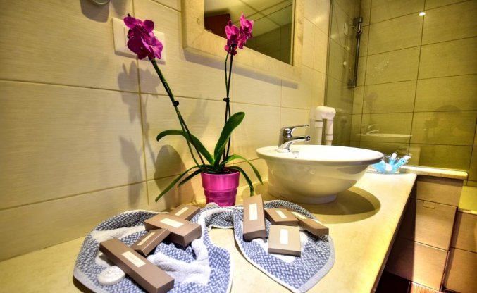 Badkamer van een tweepersoonskamer van Hotel Kiani Beach Resort op Kreta
