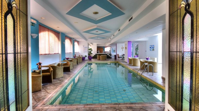 Binnenzwembad in Hotel Kalyves beach op Kreta