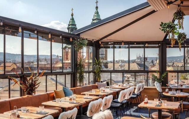 Dakterras met uitzicht vanaf hotel Rum in Budapest
