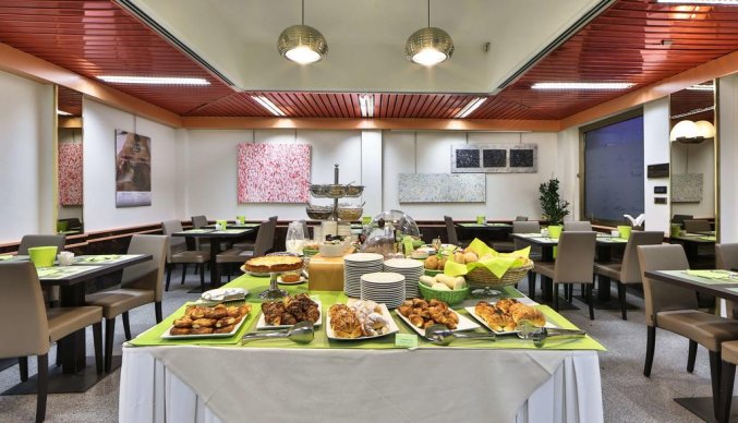 Ontbijtzaal van hotel Astoria in Milaan