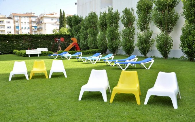 Ligbedden in de tuin van Hotel Sorrabona aan de Costa Brava