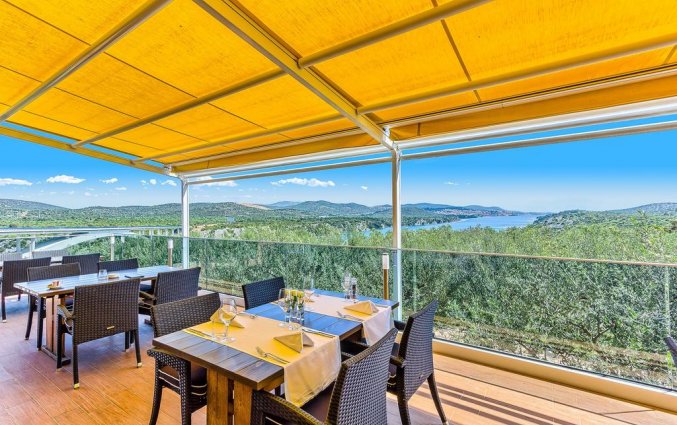 Terras van Hotel Panorama in Dalmatie