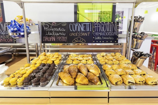 Ontbijtbuffet van Hotel Ibis Styles Napoli Garibaldi stedentrip Napels