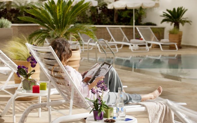 Buitenzwembad en ligbedden van Hotel Barcelo Fes Medina in Fez