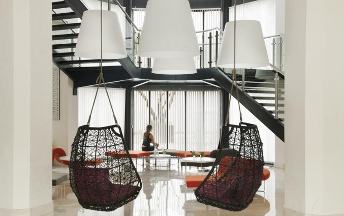 Zitgedeelte in de loby van Hotel Barcelo Fes Medina in Fez