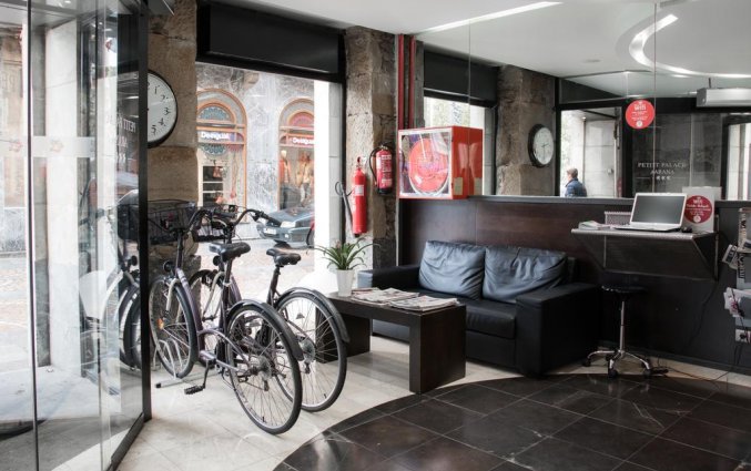 Entree van Hotel Petit Palace Arana in Bilbao