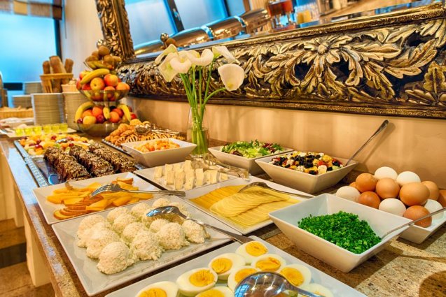 Buffet van het Leonardo Royal hotel in Warschau