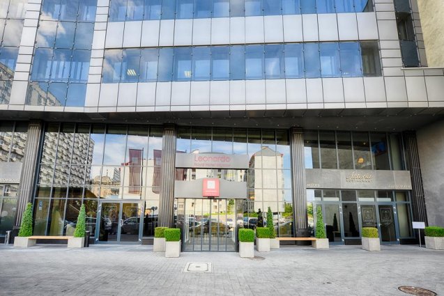 Buitenkant van het Leonardo Royal hotel in Warschau
