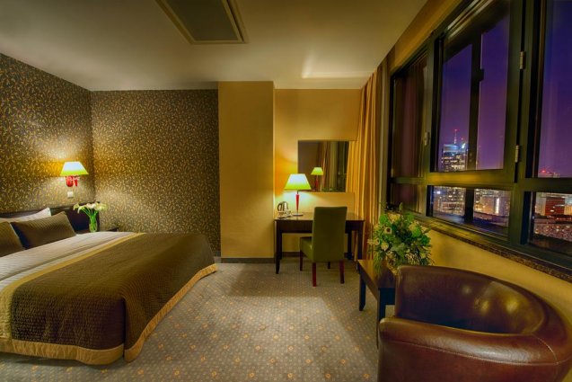 Kamer met uitzicht van het Leonardo Royal hotel in Warschau