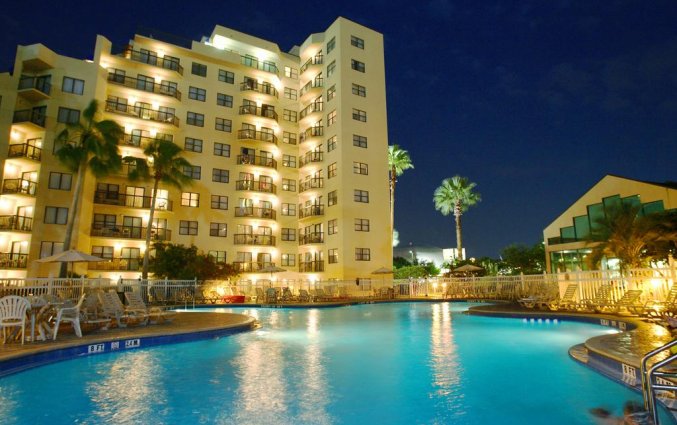 Zwembad van resort Enclave Suites